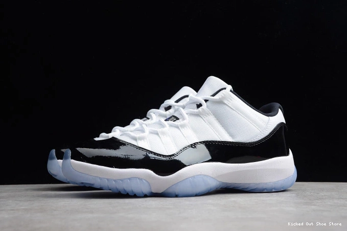 Kicked Out Shoe Store Retro 528895-153 